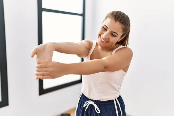 Junge Spanierin Lächelt Selbstbewusst Beim Stretching Sportzentrum — Stockfoto