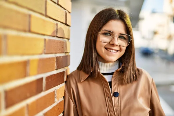 Jeune Belle Femme Brune Souriante Heureuse Plein Air — Photo