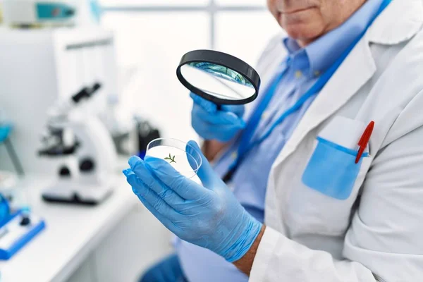 Homem Cabelos Grisalhos Meia Idade Usando Uniforme Cientista Usando Lupa — Fotografia de Stock