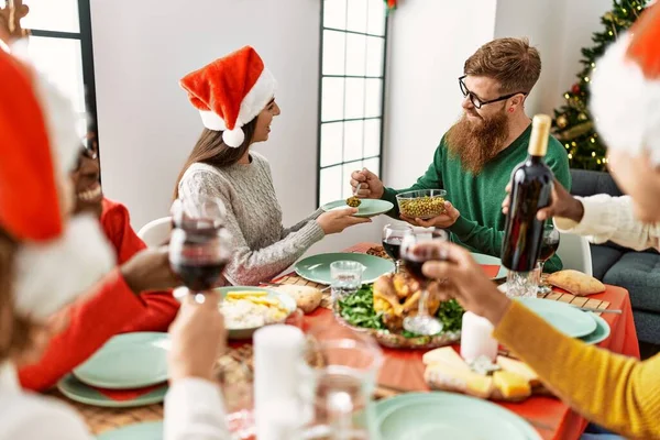 Grupo Jovens Sorrindo Feliz Tendo Jantar Natal Casa — Fotografia de Stock