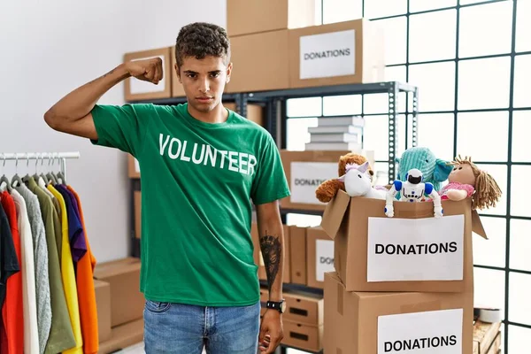 Joven Hombre Hispano Guapo Vistiendo Camiseta Voluntaria Donaciones Pie Persona —  Fotos de Stock