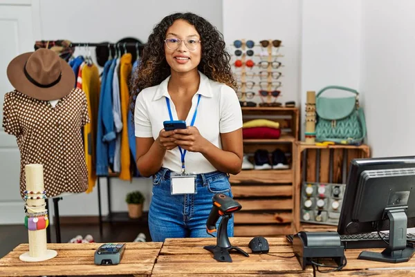 Junge Lateinamerikanerin Arbeitet Mit Smartphone Bekleidungsgeschäft — Stockfoto