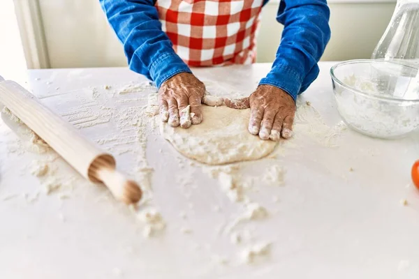 Senior Man Matlagning Pizza Deg Med Händerna Köket — Stockfoto
