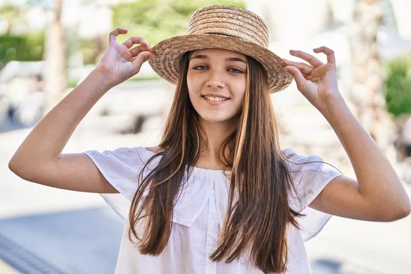 Adorable Fille Touriste Souriant Confiant Portant Chapeau Été Rue — Photo