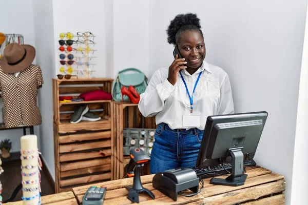 Νεαρή Αφροαμερικάνα Καταστηματάρχης Μιλάει Στο Smartphone Που Δουλεύει Στο Κατάστημα — Φωτογραφία Αρχείου