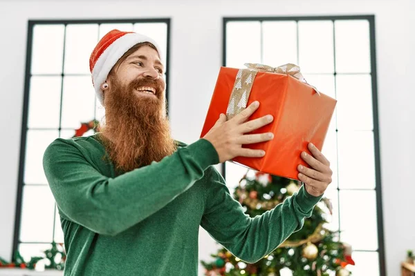 Νεαρός Κοκκινομάλλης Κρατώντας Δώρο Στέκεται Δίπλα Στο Χριστουγεννιάτικο Δέντρο Στο — Φωτογραφία Αρχείου