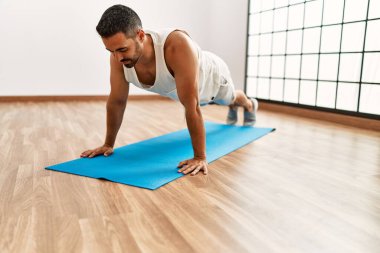 Spor merkezinde karın kaslarını çalıştıran genç bir İspanyol.