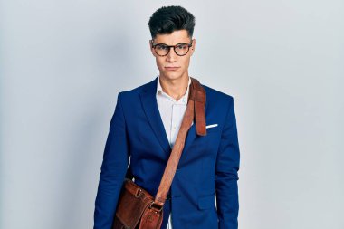 İş kıyafetleri giyen, kuşkucu ve gergin genç İspanyol bir adam sorun yüzünden üzgün. negatif kişi. 