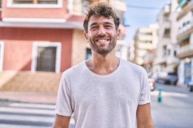 Sokakta yürürken kendine güvenen İspanyol bir adam.