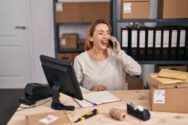 Genç kadın ecommerce busines ofis akıllı telefon konuşuyor