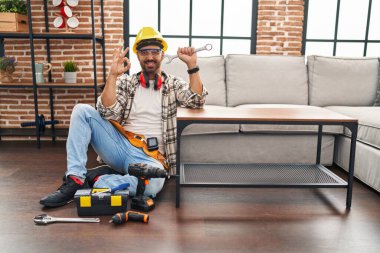 Sakallı genç İspanyol adam hareket servisi üzerinde çalışıyor. Parmaklarıyla imza atıyor, gülümsüyor. Mükemmel bir sembol. 