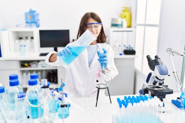 Laboratuvarda çalışan genç İspanyol kız.