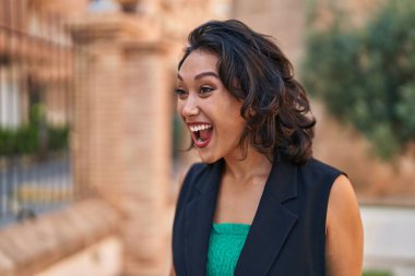 Genç, güzel, İspanyol bir kadın sokakta hazırlıksız bekliyor.