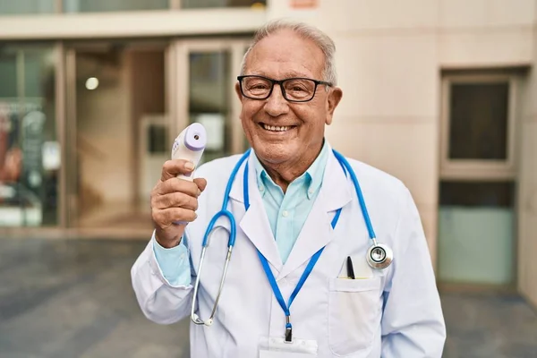 Старший Чоловік Формі Лікаря Тримає Термометр Вулиці — стокове фото