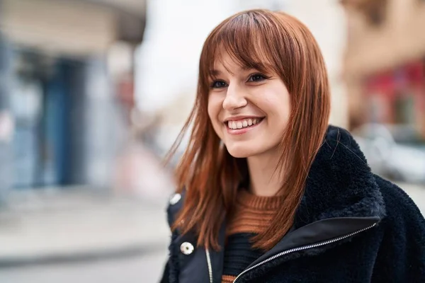 Ung Kvinna Ler Säker Stående Gatan — Stockfoto