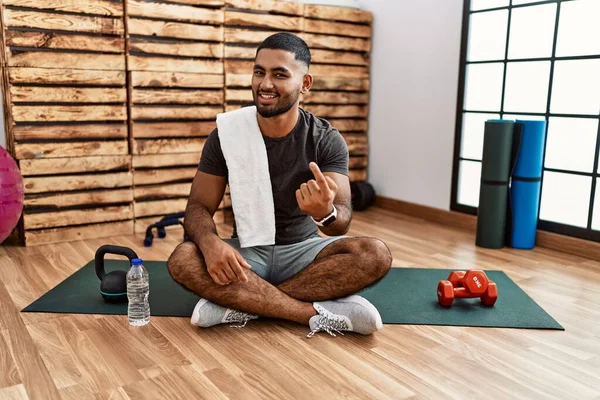 Young Indian Man Sitting Training Mat Gym Beckoning Come Here — Stok fotoğraf