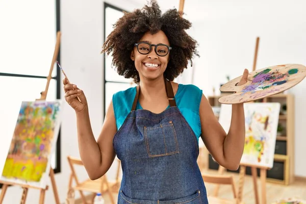 Young African American Woman Smiling Confident Holding Palette Paintbrush Art — Stok fotoğraf