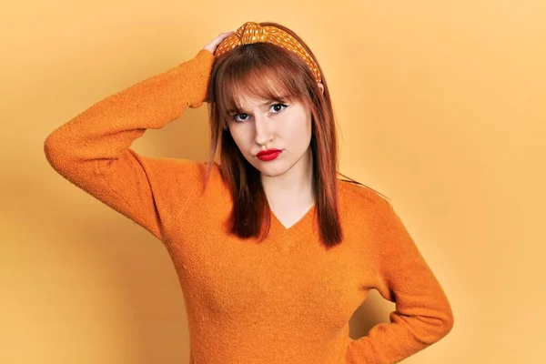 Pelirroja Mujer Joven Con Suéter Naranja Casual Confundir Preguntarse Acerca — Foto de Stock