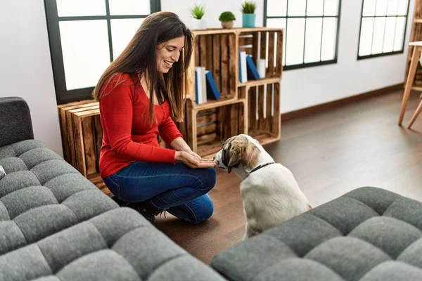 Νεαρή Γυναίκα Χαμογελά Αυτοπεποίθηση Διδάσκοντας Σκυλί Στο Σπίτι — Φωτογραφία Αρχείου