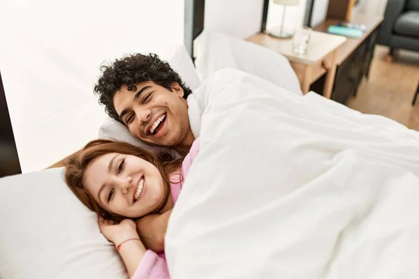 Pareja Joven Sonriendo Feliz Abrazándose Acostada Cama Dormitorio — Foto de Stock