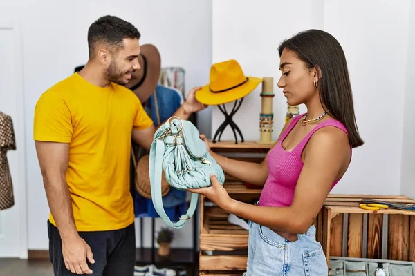 Молодая Латинская Пара Улыбается Счастливо Выбирая Сумочку Магазине Одежды — стоковое фото
