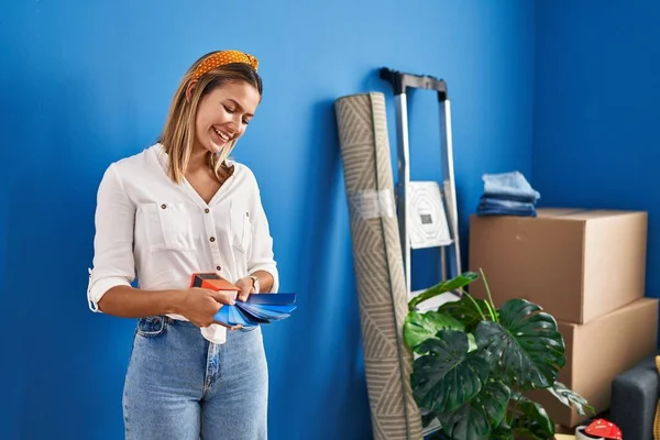 Young Hispanic Woman Smiling Confident Choosing Paint Color New Home — ストック写真