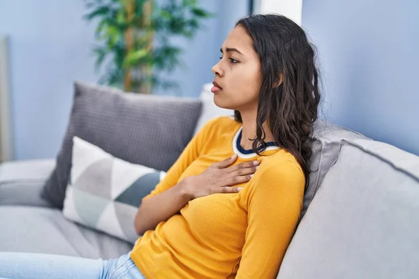 Ung Afrikansk Amerikansk Kvinna Stressad Rörande Hjärta Sitter Soffan Hemma — Stockfoto