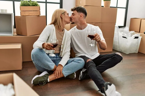 Jong Kaukasisch Paar Toasten Met Rode Wijn Glas Zitten Nieuw — Stockfoto