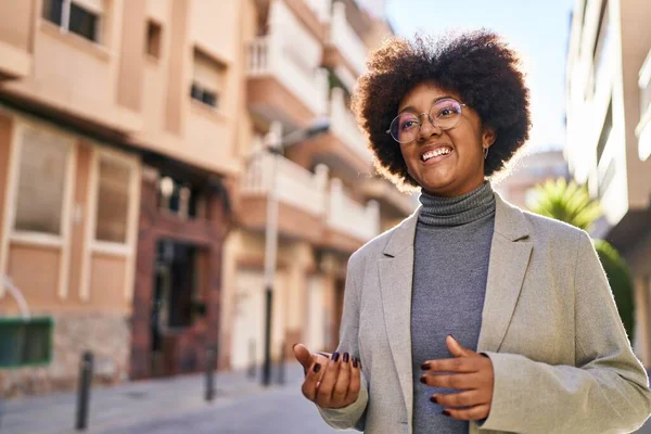 アフリカ系アメリカ人の女性幹部が自信を持って通りに立ち — ストック写真