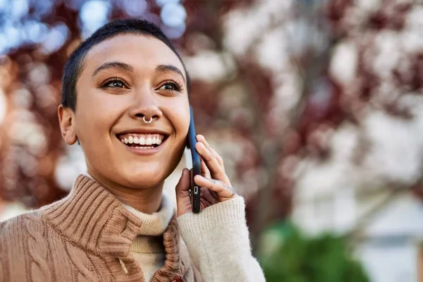 Молодая Латиноамериканка Короткими Волосами Улыбается Счастливо Разговаривая Телефону — стоковое фото