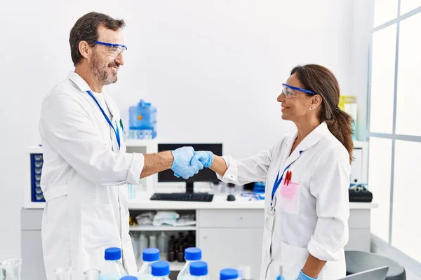 Homem Mulher Parceiros Meia Idade Vestindo Uniforme Cientista Apertar Mãos — Fotografia de Stock