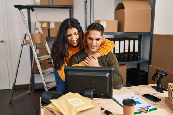 在电子商务办公室工作的男女商人互相拥抱在一起 — 图库照片