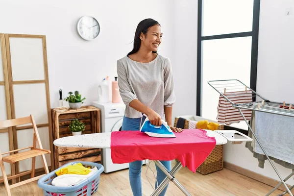 Young Latin Woman Smiling Confident Ironing Laundry Room — ストック写真