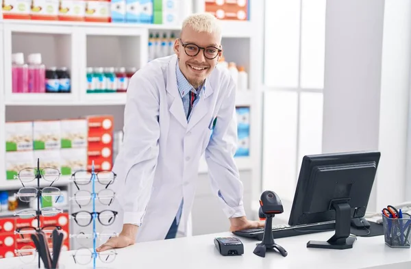 Νεαρός Καυκάσιος Φαρμακοποιός Χαμογελά Αυτοπεποίθηση Στέκεται Στο Φαρμακείο — Φωτογραφία Αρχείου