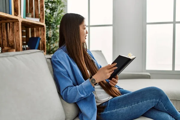 Junge Chinesische Mädchen Lesen Buch Sitzt Auf Dem Sofa Hause — Stockfoto