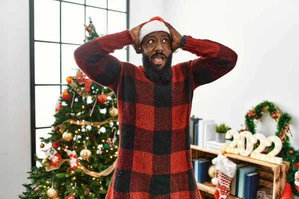 Africano Americano Vestindo Chapéu Papai Noel Junto Árvore Natal Louco — Fotografia de Stock