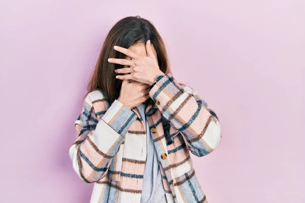 Chica Caucásica Joven Con Ropa Casual Que Cubre Los Ojos — Foto de Stock