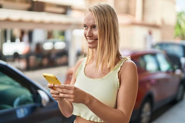 Joven Mujer Rubia Sonriendo Confiada Usando Smartphone Calle — Foto de Stock