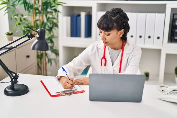 Young Woman Wearing Doctor Uniform Using Laptop Clinic — Stock fotografie