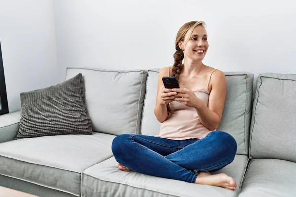 Young Caucasian Woman Using Smartphone Sitting Sofa Home — Foto de Stock