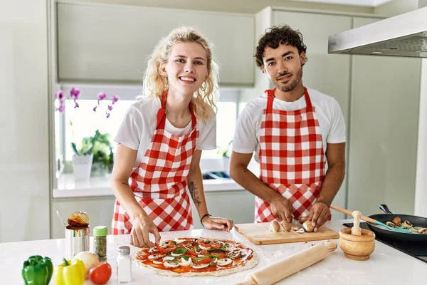 Young Couple Smiling Happy Cooking Italian Pizza Kitchen — Stock Photo, Image
