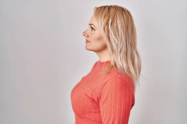 Blonde Woman Standing Isolated Background Looking Side Relax Profile Pose — Stockfoto