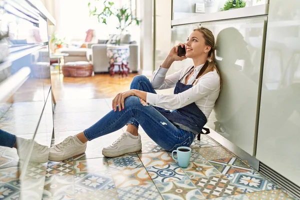 Ung Blond Kvinna Talar Smartphone Sitter Golvet Köket — Stockfoto