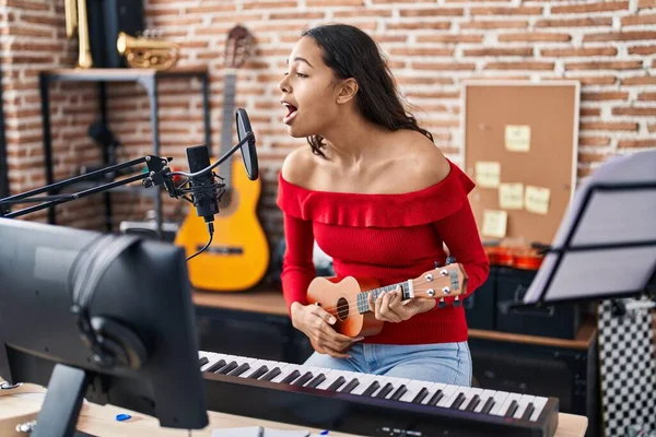 Junge Afrikanisch Amerikanische Musikerin Singt Lied Und Spielt Ukelele Musikstudio — Stockfoto