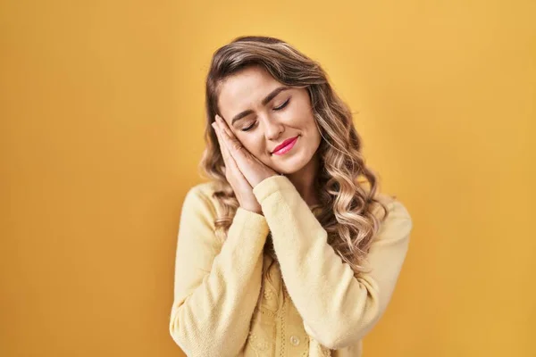 Young Caucasian Woman Standing Yellow Background Sleeping Tired Dreaming Posing — Zdjęcie stockowe