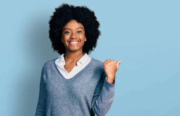 Genç Afro Amerikan Kadın Kıyafetleri Içinde Mutlu Yüzle Gülümseyen Başparmağıyla — Stok fotoğraf