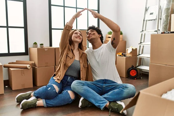 Junges Paar Lächelt Glücklich Und Macht Haussymbol Mit Händen Neuen — Stockfoto