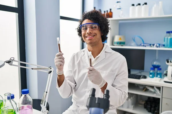 Mladý Hispánec Muž Nosí Vědec Uniformu Držení Zkumavky Laboratoři — Stock fotografie