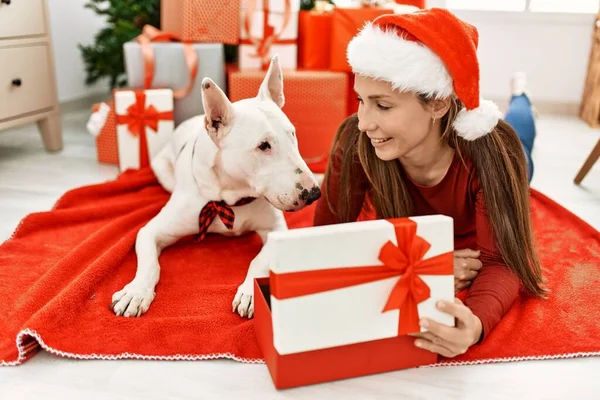 Νεαρή Καυκάσια Γυναίκα Unboxing Δώρο Ξαπλωμένη Σκυλί Από Χριστουγεννιάτικο Δέντρο — Φωτογραφία Αρχείου