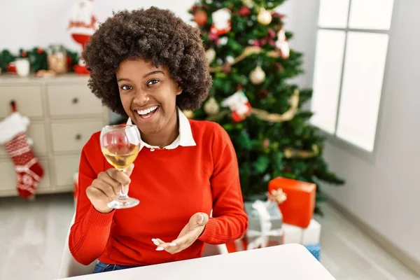 Jeune Femme Afro Américaine Griller Avec Vin Assis Près Arbre — Photo